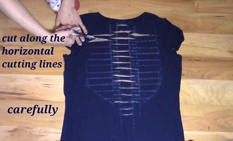 I’m going to show you how to make a spine pattern t-shirt weaving design that looks super cool. If you’ve never tried t-shirt weaving before, it’s much easier than it looks, and I’m going to walk you through all the steps. Diy T Shirt Weaving Tutorials, Tshirt Weaving Tutorial, T Shirt Weaving Tutorial, T Shirt Modification, T Shirt Hacks Diy Tutorial, Cut Shirt Designs Diy, Diy Cut Shirts Step By Step, How To Cut A Tshirt Cute, Shirt Weaving