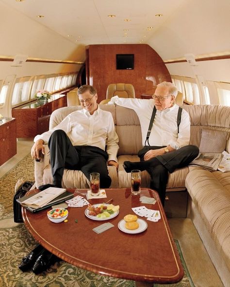 Bill Gates and Warren Buffett enjoying drinks on a NetJets Boeing 737 Business Jet. 🛩️ In 1995 Warren Buffett became a NetJets owner… | Instagram Boeing Business Jet, Famous Lifestyle, Mens Luxury Lifestyle, Luxury Lifestyle Women, Wealthy Men, Vintage Lifestyle, Rich Lifestyle, Luxury Lifestyle Dreams, Warren Buffett