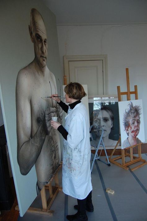 Annemarie Busschers raw realistic portraits and self-portraits mirror today’s self-obsession - Artpeople Gallery Annemarie Busschers, Painting A Portrait, Painters Studio, Art Studio Space, Collage Kunst, Louise Bourgeois, Contemporary Portrait, Realistic Paintings, Wow Art