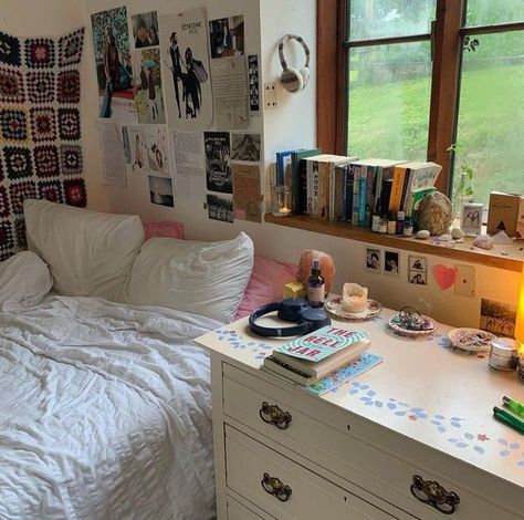 Twin Bed Aesthetic Room, Artsy Room Aesthetic, Minimalistic Room Aesthetic, Cute Room Ideas Aesthetic, Cute Rooms, University Room, Cute Bedrooms, Bedroom Beds, Bedroom Cute