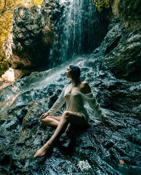 River Goddess Photoshoot, Plus Size Waterfall Photoshoot, Rain Forest Photoshoot, Spring Forest Photoshoot, Outfit For Waterfall Trip, Water Element Photoshoot, Water Photo Shoot Ideas, Bouduar Photos Nature, Model Nature Photoshoot