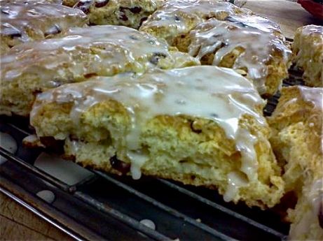 white chocolate cranberry orange scones Maple Oatmeal Scones, Maple Scones, Oatmeal Scones, Oat Scones, Maple Oatmeal, English Scones, Beautiful Baking, Cinnamon Scones, Ina Garten Recipes