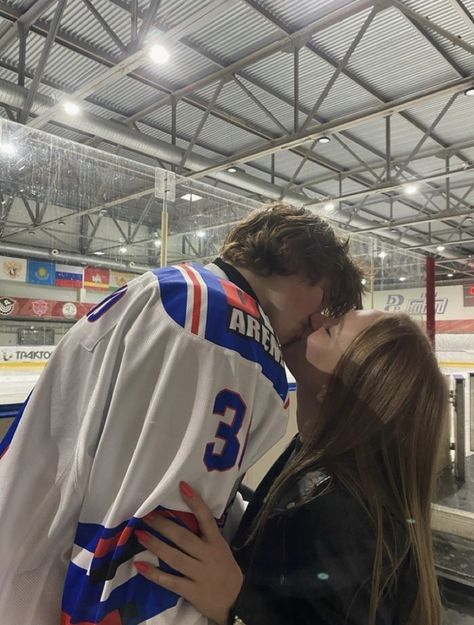 Hockey Girlfriend, Drømme Liv, Teenage Love, Ice Rink, Couples Vibe, The Love Club, Boyfriend Goals, Cute Couples Photos, The Perfect Guy