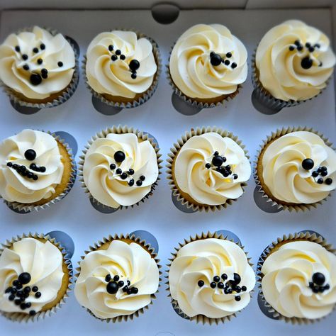 Black and white cupcakes to compliment a cake 🎂 Bday Cupcakes Men, 30th Birthday Cupcakes For Men, Birthday Cupcakes For Men, 30th Birthday Cupcakes, Black And White Cupcakes, Black Cupcakes, Cupcakes For Men, White Cupcakes, Dirty 30