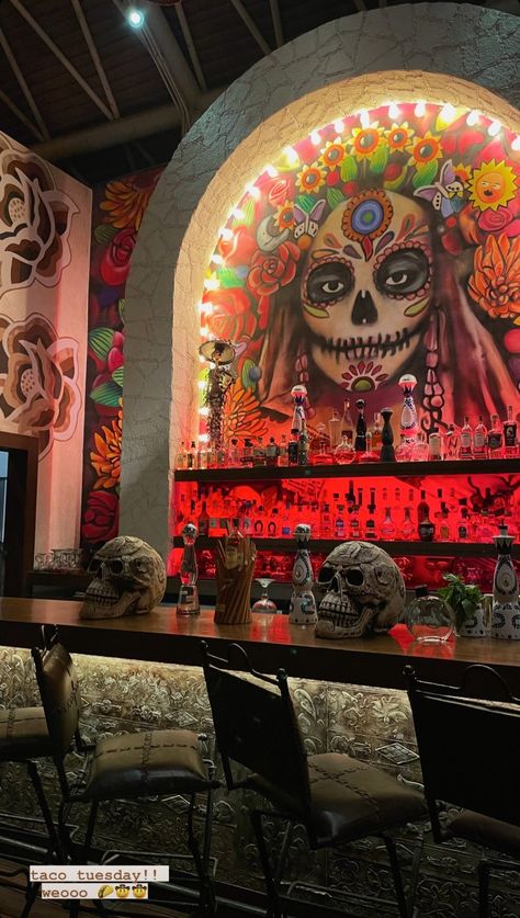 Mexican Murals Restaurant, Mexican Bar Decor, Mexican Bar Design, Cantina Decor, Mexican Cantina, Mexican Restaurant Design, Mexican Restaurant Decor, Bar Original, Mexican Bar