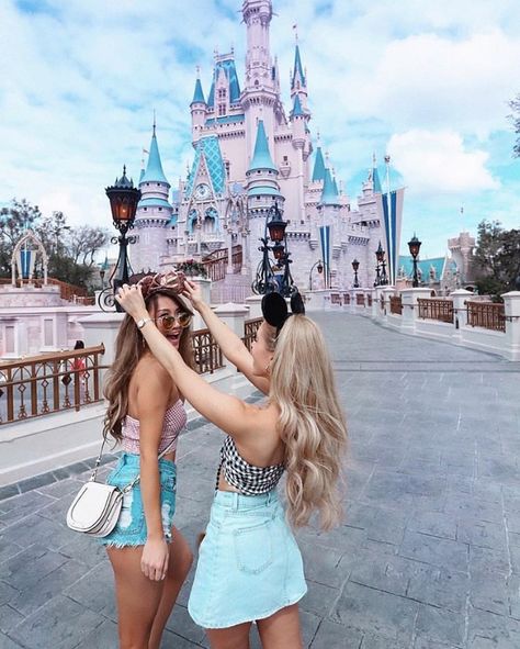 #bff #bestie #travel #Disneyland #bestfriends #sisters #fun Disney World Fotos, Bestie Travel, Best Friend Fotos, Disney Picture Ideas, Bff Pics, Photos Bff, Foto Disney, Europa Park, Disney Photo Ideas