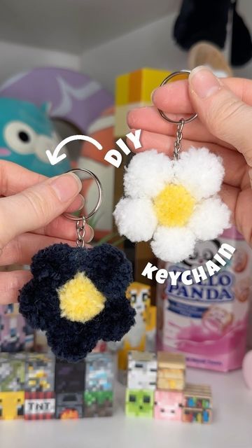 Keychain Matching, Pompom Keychain, Keychain Craft, Diy Craft Tutorials, Diy Keychain, Easy Diy Crafts, Diy Flowers, Creative Crafts, Easy Crafts