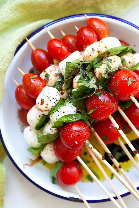 Caprese salad skewers, made with tomatoes, mozzarella, and basil leaves. Tomato Cheese Basil Appetizer, Salad Sticks, Salad On A Stick, Salad Skewers, Caprese Salad Skewers, Salada Caprese, Best Salads Ever, Tomato Caprese, The Best Salad