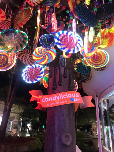 Candy Shop Ideas, Candy Museum, Wonka Christmas, Wonka Party, Activation Ideas, Willy Wonka Party, Random Products, Great Hairstyles, Outdoor Christmas Lights