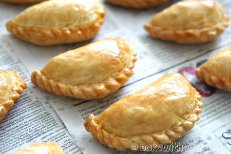 Baked Curry Puff Recipe, Thai Curry Puffs Recipe, Curry Puffs Recipe, Curry Puff Recipe, Curry Puffs, Curry Puff, Malaysian Dessert, Malaysian Food, Puff Pastry Recipes