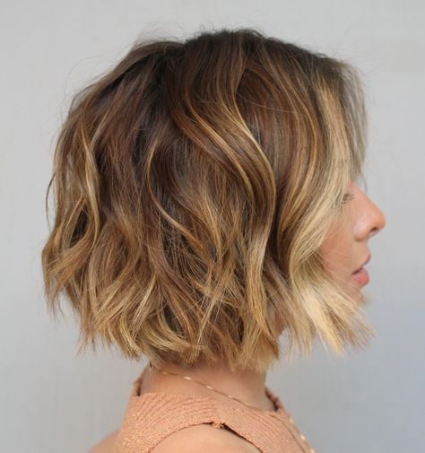 Short Hairstyles With Highlights, Hairstyles With Highlights, Blonde Highlights Bob, Short Blue Hair, Short Brunette Hair, Edgy Short Haircuts, Short Wavy Haircuts, Short Hair Highlights, Chic Short Hair