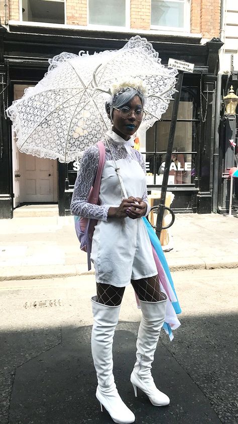 Pride London Fashion: Street Style 2018 Pride March Outfit Ideas, London Fashion Street Style, Chaotic Clothes, London Fashion Street, Cute Pride Outfits, Pride Outfit Ideas, Lgbtq Outfit, Pride Ideas, Pride Parade Outfit