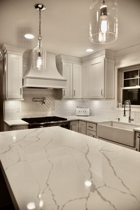 Quartz Kitchen Countertops White, Quartz Kitchen Countertops, Classic Kitchen, Marble Counter, White Kitchen Design, Kitchen Room Design, Kitchen Inspiration Design, Kitchen Redo, Counter Tops