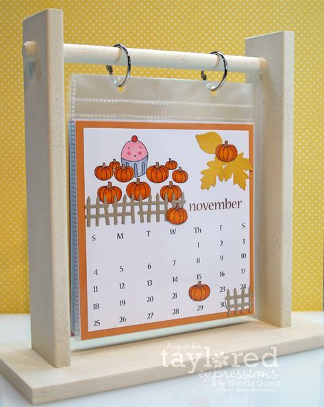 .CALENDRIER SUSPENDU SIMPLE Diy Flip Calendar, Diy Organisation Scolaire, Cute Calendar Ideas, Diy Calendar Ideas, Calendar Challenge, Diy Desk Calendar, Calendar Holder, Scrapbook Calendar, Flip Calendar