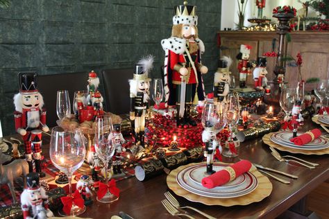 Nutcracker Christmas table idea Nutcracker Christmas Party, Nutcracker Christmas Tree, Nutcracker Collection, Christmas Wine Glasses, Nutcracker Christmas Decorations, Deco Table Noel, Christmas Musical, Christmas Greenery, Chic Party