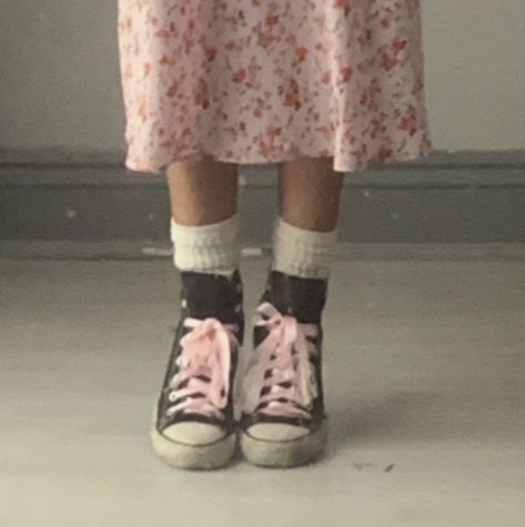 Pink Laces Shoes, Ribbon Laced Converse, Shoe Lace Ribbon, Ribbons On Shoes, Ribbon Lace Shoes, Sneakers With Ribbon Laces, Grade 8 Grad Dresses Simple, Shoes With Ribbon Laces, Converse With Pink Laces