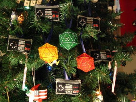 control de nintendo: fieltro gris, negro y rojo Nerdy Christmas Decorations, Nerd Christmas, Nerdy Christmas, Harry Potter Christmas Decorations, Embroidered Christmas Ornaments, Geek Christmas, Diy Xmas Gifts, Christmas Cake Decorations, Geek Crafts