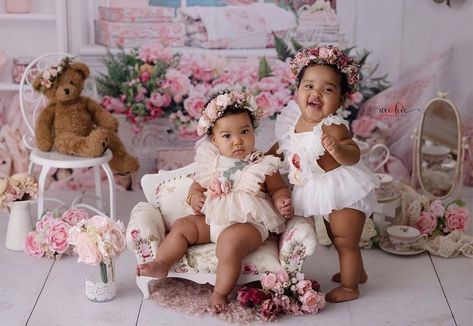 😍 How sweet are these twins! Happy Birthday! Repost from @weelovephotography • Hey!!! It’s our first birthday!!! 💕 #twins #firstbirthday #fraternaltwins #twingirls #miamibabyphotographer #miaminewbornphotographer #browardnewbornphotographer #celebritybabyphotographer #twinning Outfits: @willowmintprops Headpieces: @pinkytinksboutique #munamommy Twin Birthday Pictures, First Birthday Twins, Twin Baby Photography, Twinning Outfits, Birthday Twins, Twin Photography, Baby Birthday Decorations, Twin Baby Girls, Twin Photos