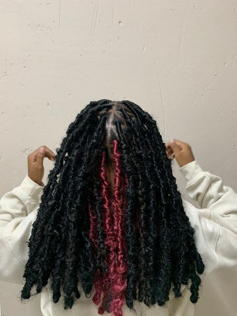 Short Burgundy Butterfly Locs, Peekaboo Locs Red, Butterfly Locs With Peekaboo Color, Peekaboo Butterfly Locs, Red Peekaboo, Peekaboo Color, Butterfly Locs, Pretty Braided Hairstyles, Red Butterfly