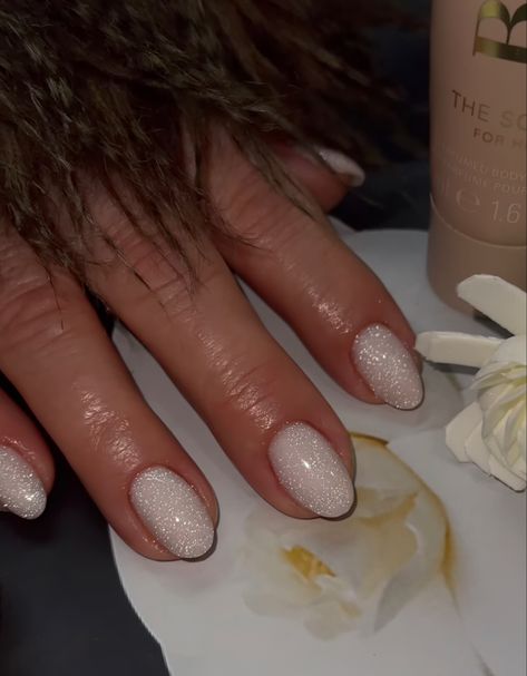 Sparkly Cream Nails, Bridal Nails Nail Art, White Glittery Christmas Nails, Christmas And New Year Nails Simple, Neutral Holiday Nails Classy, New Years Simple Nails, Minimalist New Years Nails, New Years Nails Round, Simple Nye Nails Short