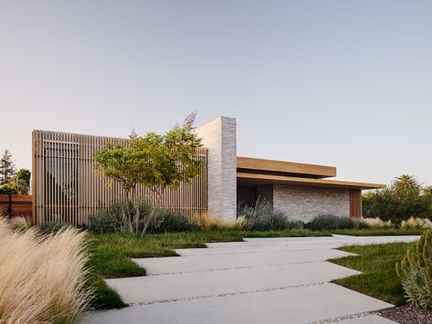 Walnut House by Walker Workshop - Project Feature - The Local Project - The Local Project Modern House Wood, Californian House, Walker Workshop, Walnut House, Wood Sculpting, Courtyard Pool, San Gabriel Mountains, Interior Minimalista, Landscape Elements