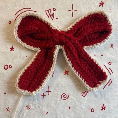 Simple Bow, Crochet Fairy, Mini Bow, Crochet Business, Crochet Beanie Pattern, Crochet Design Pattern, Kawaii Crochet, Crochet Inspo, Bow Tutorial