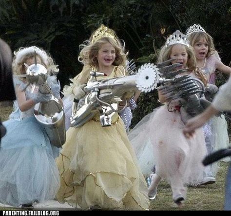 Now THESE are some little girl princesses I like! Let's take on the aliens! Image Meme, Baba Jaga, Funny Poses, 밈 유머, Parenting Fail, 웃긴 사진, Poses References, صور مضحكة, Komik Internet Fenomenleri