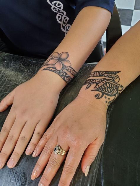 Feminine Samoan Tattoos, Samoan Wrist Tattoos For Women, Tattoo Ideas Polynesian, Hawaiian Wrist Tattoo, Tongan Tattoo Design, Hawaiian Hand Tattoos For Women, Taino Tribe Tattoo, Feminine Polynesian Tattoo, South Asian Tattoo Design