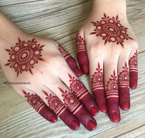 Mehndi Design Flower Easy, Mehndi Designs Flowers Simple, Simple Flower Mehendi Designs, Simple Mehndi Designs Easy Back Hand, Mehendi Designs Easy Simple, Back Hand Mehndi Easy, Mehendi Designs For Back Hands Simple, Simple Palm Henna Designs, Easy Simple Mehendi Designs