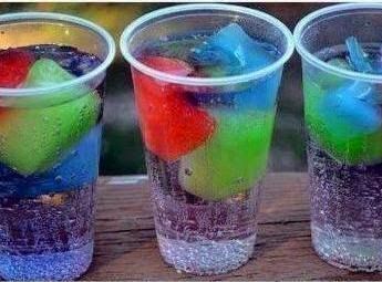 Fun Kool-Aid Drink for Adults Only #Adults #justapinchrecipes Cool Food, Look Festival, Lemon Lime Soda, Magic Potion, Ice Melting, Ice Cube Trays, Kool Aid, Baby Diy, Food Crafts