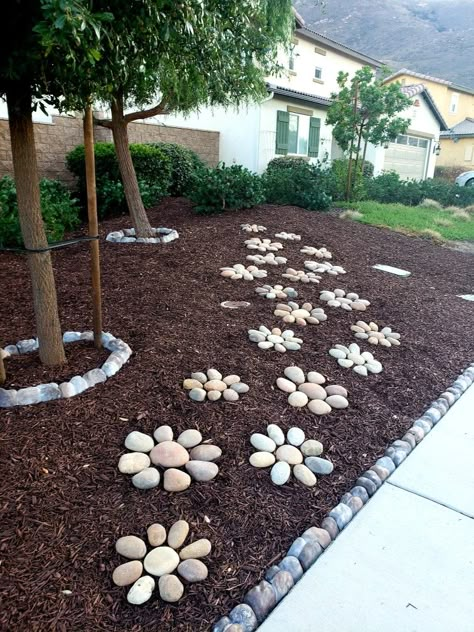 Use of rocks to decorate front yard. No wasted water and no care. Simple and inexpensive. Easy Landscaping Front Yard, Simple Landscaping Ideas, Yard Garden Design, Front Garden Landscape, Small Front Yard Landscaping, Rock Garden Design, Front Yard Garden Design, Corner Garden, Front Yard Ideas