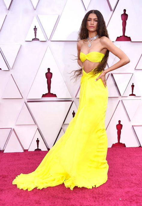 Oscars 2021: Zendaya Wore Neon-Yellow Gown With Waist Cutout Zendaya Red Carpet, Vestidos Oscar, Best Oscar Dresses, Estilo Zendaya, Oscar Gowns, Valentino Gowns, Yellow Gown, Valentino Haute Couture, Valentino Dress