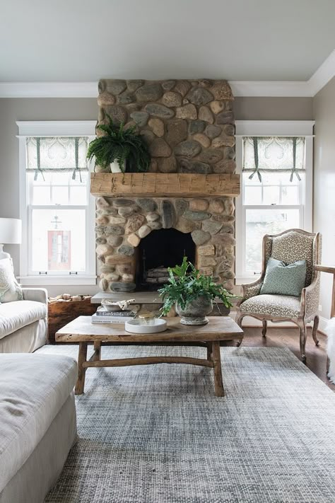 River Rock Fireplace, River Rock Stone, Beam Mantel, Design Camino, River Rock Fireplaces, Rock Fireplace, Farmhouse Style Bedrooms, Rock Fireplaces, Bathroom Farmhouse Style