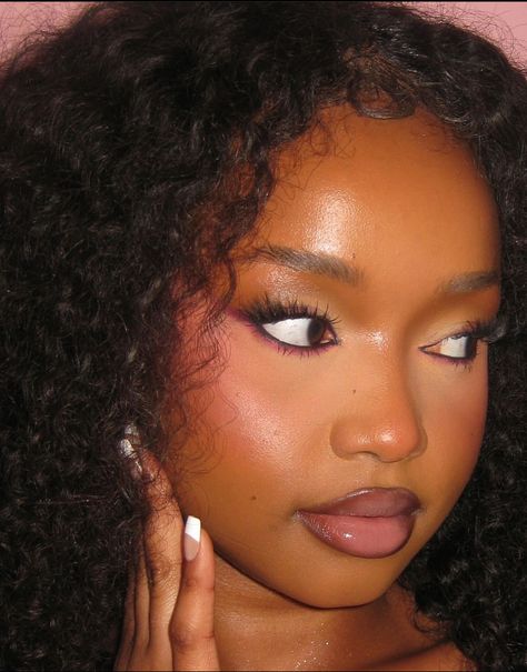 Deep Contrast Makeup, Duckie Thot Makeup, Poc Makeup Looks, Soft Glam Makeup Round Face, Light Feminine Makeup Black Women, Color Waterline Makeup, Makeup Inspiration Black Women, Natural Brown Skin Makeup, Makeup Looks No Foundation