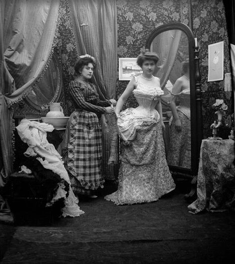 Edwardian Corsets, Old Photography, Paris Mode, Edwardian Era, Edwardian Fashion, A Mirror, Vintage Lingerie, Vintage Pictures, Historical Clothing