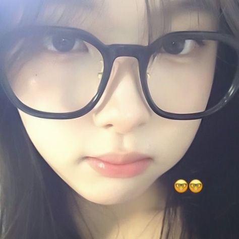 Ulzzang Girl With Glasses, Ulzzang Girl Pfp, Ulzzang Glasses, Asian Glasses, Y2k Profile Picture, Dyed Hair Inspiration, Instagram Feed Ideas, Foto Ideas Instagram, Cute Selfie Ideas