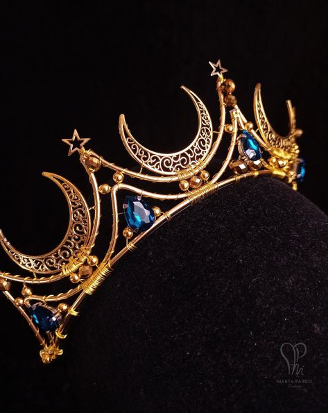 This piece is made of gold aluminium wire and features gold filigree crescent moons and stars, and teal blue crystals which give a very elegant look. Due to the materials used, this headpiece is really lightweight. It adapts perfectly to any head size. The tiara has been attached to a slim yet sturdy metal headband to easily put it on and off. ** SIZE INFORMATION ** - Height at the tallest point - approximately 6cm or 2.25'' - Length of base (tiara) - about 24cm or 9.5'' ** CARE INSTRUCTIONS ** - It's highly recommended to use your hairspray, deodorant, parfum and other aerosols before putting this piece on to prevent early damage or dirt on the beads and wires. - Please keep in mind that aluminium is as lightweight as it is shapable. To help your piece last for countless years in perfect Fantasy Tiara, Witch Headpiece, Teal Crystals, Crown Fairy, Fantasy Crown, Moons And Stars, Mermaid Crown, Moon Witch, Headpiece Jewelry