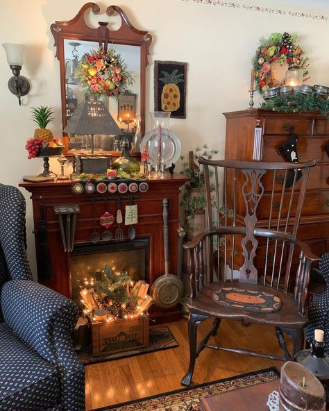 colonial christmas • Instagram Colonial Christmas Crafts, Colonial Williamsburg Interiors Decorating Ideas, Vintage Colonial Decor, Old Colonial Homes Interior, Colonial Williamsburg Interiors, Colonial Williamsburg Decor, Old Colonial Homes, Colonial Home Interior, Colonial Williamsburg Christmas