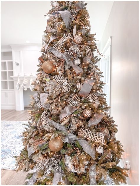 Copper Christmas Decor, Decor Natal, Decorating Christmas Trees, Christmas Tree Designs, Christmas Decor Ideas 2023, Glam Christmas Tree, Christmas Tree Inspo, Copper Christmas, Christmas Tree Decorating Themes