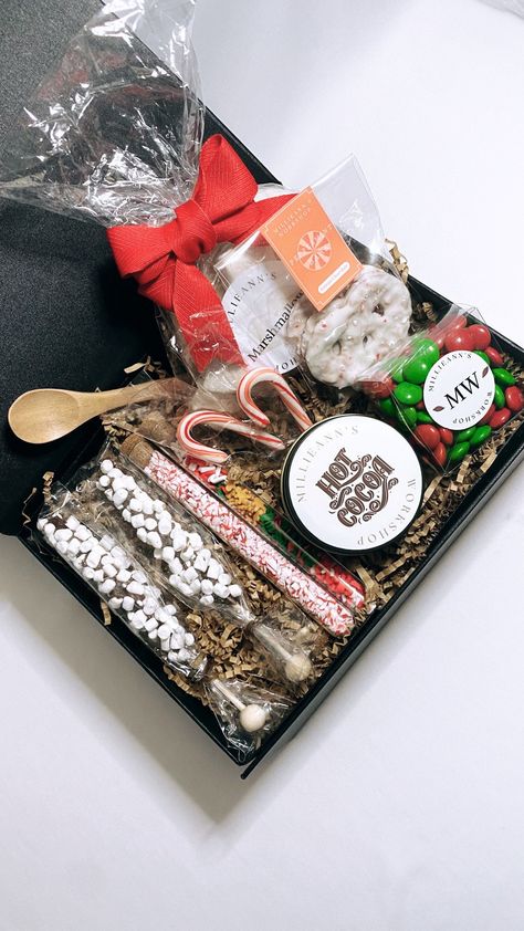 Hot Chocolate Gift Box Ideas Diy, Hot Cocoa Kit Gift Diy Christmas, Hot Cocoa Care Package, Hot Chocolate Box Gift Ideas, Christmas Hot Chocolate Station, Hot Chocolate Hamper, Christmas Hot Chocolate Gifts, Christmas Chocolate Gifts, Lux Christmas