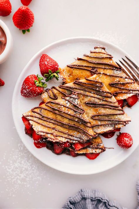 Nutella Crepes (With Strawberries!) - Chelsea's Messy Apron Nutella Crepes Aesthetic, French Crepes Aesthetic, Crepe Flavors, Crepe Breakfast Ideas, Crepes Photography, Aesthetic Crepes, Crepe Photography, Christmas Crepes, Food Photography Breakfast