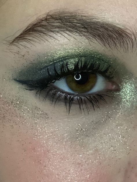 Vintage Green Eyeshadow, Dark Green Makeup Looks Prom, Alt Green Makeup, Dark Green Eyeshadow, Green Glitter Makeup, Green Glitter Eyeshadow, Makeup Looks Prom, Makeup 2024, Ren Fair