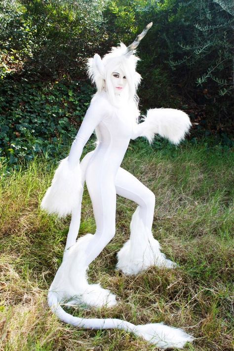 Unicorn. She actually pulls it off ! Lol tails too long tho Black And White Unicorn, Diy Unicorn Costume, Unicorn Costumes, Costume Unicorn, Halloween Gesicht, Unicorn Halloween Costume, Unicorn Outfit, Unicorn Halloween, Unicorn Costume