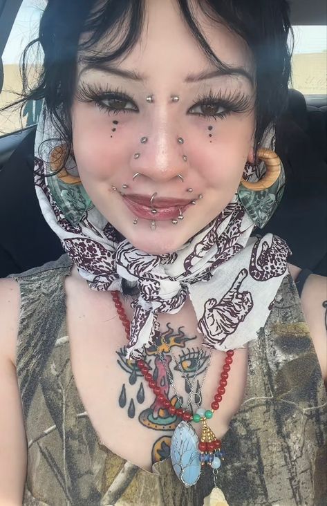 Medusa Piercing And Septum, Different Piercings Ideas Face, Multiple Face Piercings, Face Piercing Set Up, Unique Face Piercings, Lots Of Piercings Face, Types Of Piercings Face, Vertical Philtrum Piercing, Gold Facial Piercings