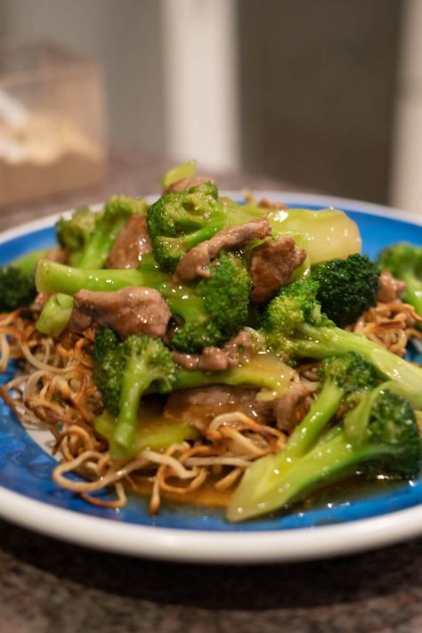 Crispy and Crunchy Chow Mein Noodles (With Beef & Broccoli!) Cantonese Chow Mein, Crispy Chow Mein, Pan Fried Noodles, Cantonese Restaurant, Crispy Noodles, Chow Mein Recipe, Beef Broccoli, Chow Mein Noodles, Beef And Broccoli