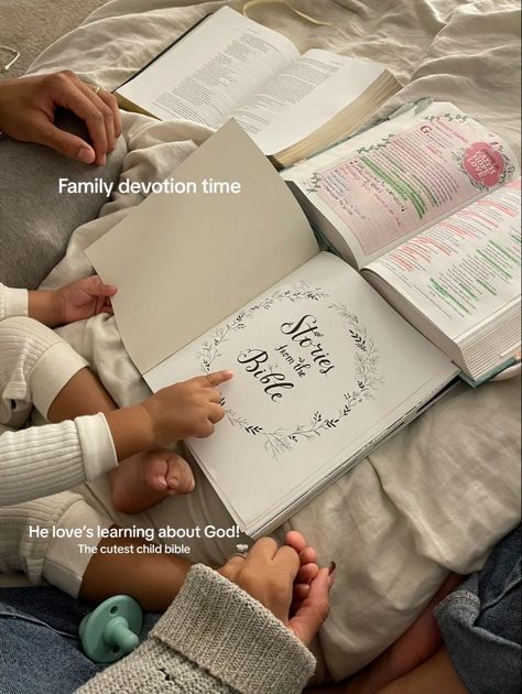 Family Church Aesthetic, Church Family Aesthetic, Family Devotions With Kids, Christian Mom Aesthetic, Christian Family Aesthetic, Church With Family, Family Praying, Godly Parenting, Family Bible Study