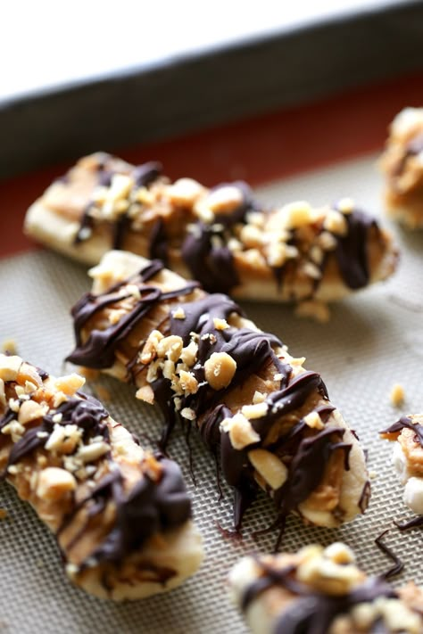 Banana Snickers, Frozen Banana Treats, Banana Snacks, Roasted Hazelnuts, Banana Treats, Hazelnut Spread, Melted Chocolate, Banana Healthy, Recipes Dessert