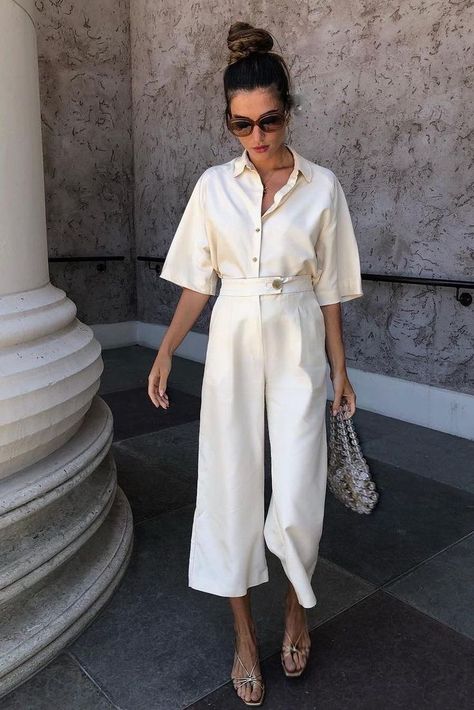 All white outfit for summer chic look Get more style and outfit insporation at at www.HerFashionedLife.com White Jumpsuits, Summer Outfits Women 20s, Street Style Summer Outfits, Minimalist Moda, Minimalistic Outfits, Casual Summer Outfits For Women, Jumpsuit Casual, Looks Party, Minimal Outfit