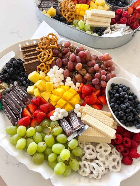 dessert charcuterie board on display Fruit And Cheese Dessert Platter, Healthy Dessert Charcuterie Board, Fruit And Desert Charcuterie Board, Fruit And Sweets Charcuterie Board, Fruit Snack Board, Charcuterie Inspiration Birthday, Healthy Dessert Board, Fruits Charcuterie Board, Charcuterie Board Desert