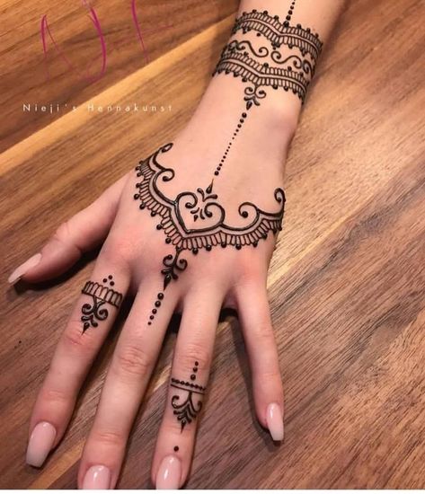 Henna Motive, Small Henna Designs, Henne Tattoo, Cute Henna Tattoos, Jagua Henna, Henna Inspired Tattoos, Cute Henna, Tato Henna, Henna Tattoo Kit